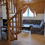 Henrietta Apartmanhaz *
