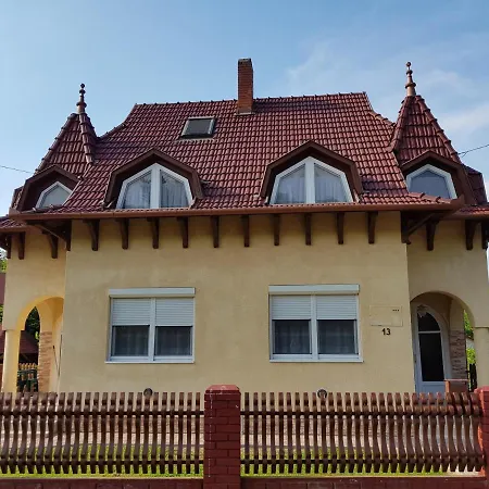 Henrietta Apartmanház *
