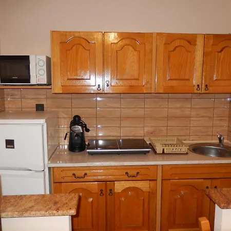Henrietta Apartmanház *