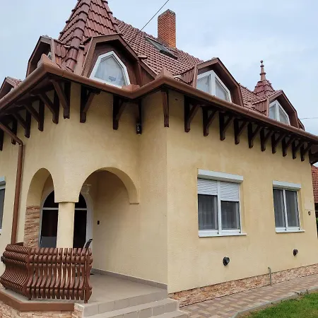 Daire Henrietta Apartmanhaz *