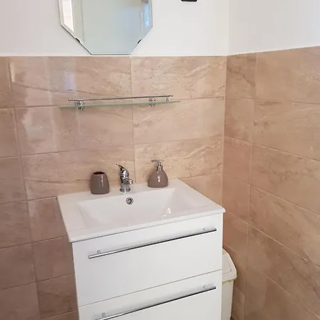 Henrietta Apartmanhaz דירה *