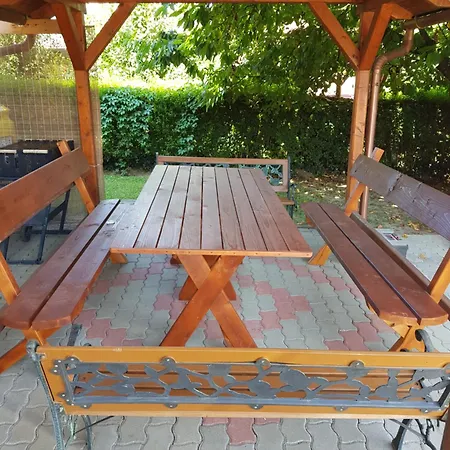 Апартаменты Henrietta Apartmanhaz