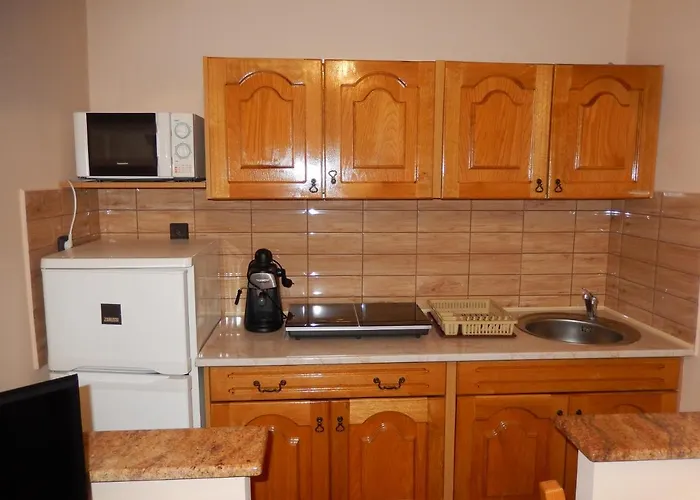 Henrietta Apartmanhaz *