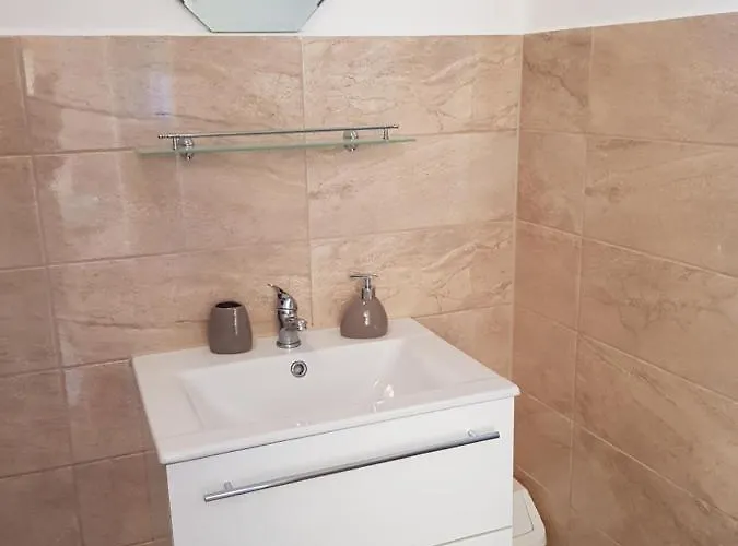 Henrietta Apartmanhaz דירה *